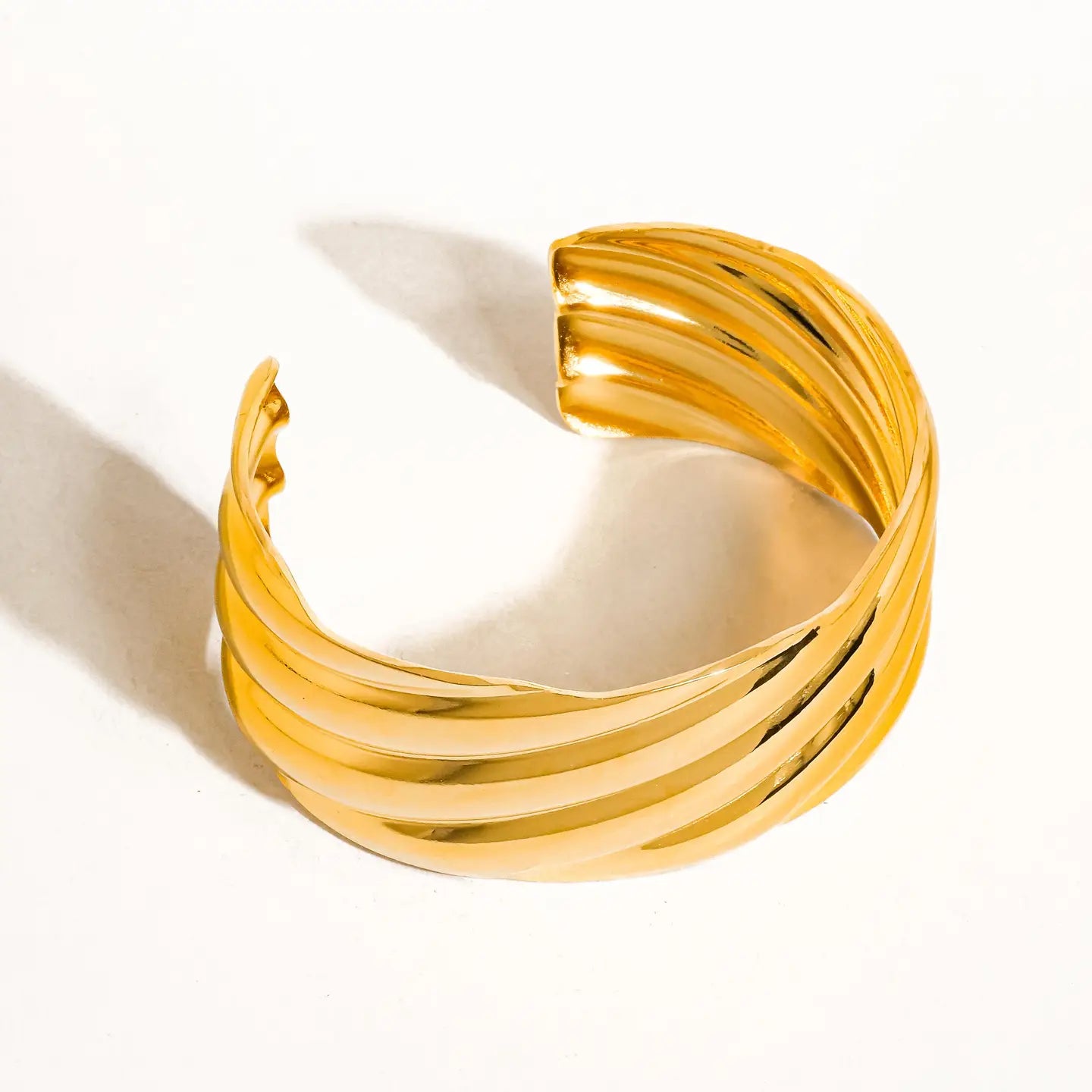 Manon 18k Wavy Bangle